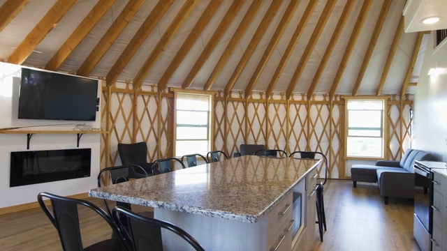 Yurt Oso blu interior